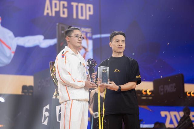 ©AP신문(AP뉴스)/이미지 제공 = 크래프톤 ▲'PMGC 2025 최고의 별'...알파 게이밍의 '탑'(왼쪽)이 텐센트 라이트스피드 스튜디오 양 시라이트 총괄과 함께 MVP 트로피와 부상을 들고 기념 촬영을 하고 있다. 탑 선수는 이날 압도적인 개인 기량으로 모바일 배틀그라운드 최정상에 섰다.