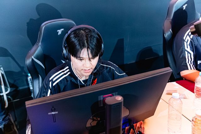 ©AP신문(AP뉴스)/이미지 제공 = 크래프톤 ▲14일 태국 방콕 시암 파라곤에서 열린 PGC 2025 그랜드 파이널 매치 도중, 풀 센스의 '벨모스' 촌차녹 찬카세임 선수가 모니터를 응시하며 경기에 집중하고 있다.