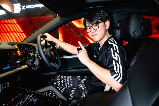 ©AP신문(AP뉴스)/이미지 제공 = 크래프톤 ▲벨모스가 대회 현장에 전시된 포르쉐 카이엔 운전석에 직접 앉아 엄지를 치켜세우며, 전장을 지배했던 카리스마와는 또 다른 소년 같은 미소를 보여주고 있다.