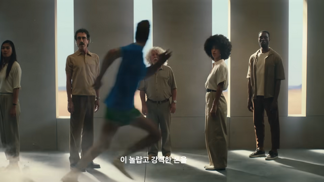 [AP신문 광고평론 No.1442]&nbsp; ​​​​​​​질주하는 주인공과 노래하는 사람들. 사진 애플 대한민국 유튜브 캡처ⓒAP신문(AP뉴스)