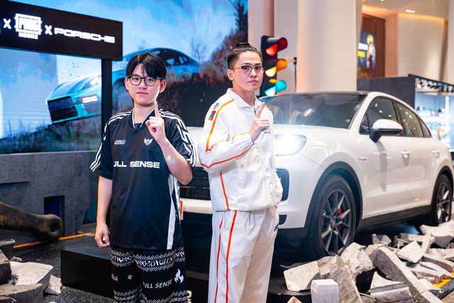 ©AP신문(AP뉴스)/이미지 제공 = 크래프톤 ▲벨모스(왼쪽)와 탑이 14일 태국 방콕 시암 파라곤에서 막을 내린 PGC, PMGC MVP에 선정돼 부상인 포르쉐 카이엔 앞에서 기념촬영을 하고 있다.