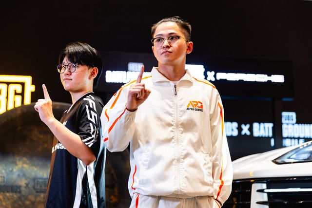 ©AP신문(AP뉴스)/이미지 제공 = 크래프톤 ▲벨모스(왼쪽)와 탑이 14일 태국 방콕 시암 파라곤에서 막을 내린 PGC, PMGC MVP에 선정돼 부상인 포르쉐 카이엔 앞에서 기념촬영을 하고 있다.