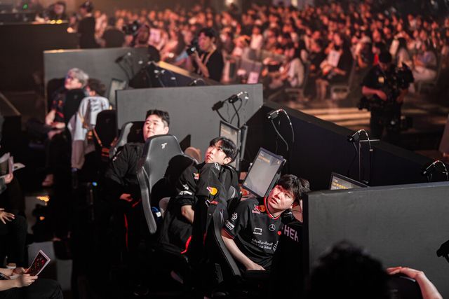 ©AP신문(AP뉴스)/이미지 제공 = 크래프톤 ▲T1 선수들이 매치를 일찌감치 마치고 다른 팀들의 경기 상황을 지켜보고 있다.