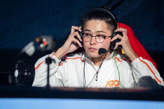 ©AP신문(AP뉴스)/이미지 제공 = 크래프톤 ▲14일 태국 방콕에서 열린 PMGC 2025 그랜드 파이널 경기 중, 알파 게이밍의 '탑' 부렌바야르 알탄게렐 선수가 헤드셋을 정비하며 경기에 집중하고 있다.