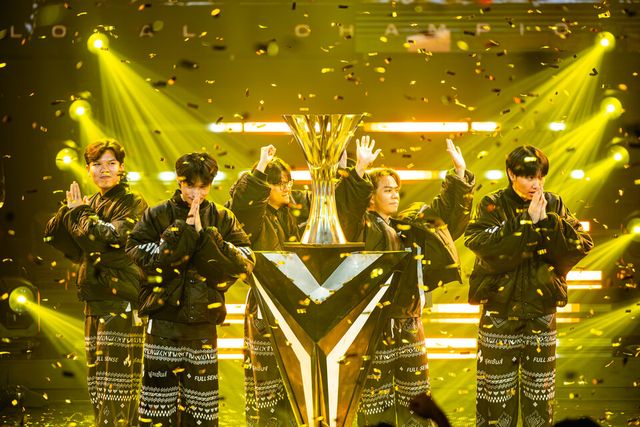 ©AP신문(AP뉴스)/이미지 제공 = 크래프톤 ▲풀 센스 선수들이 'PGC 2025' 우승 세리머니 후 팬들에게 감사를 전하고 있다.