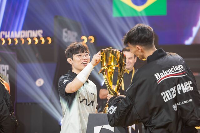 ©AP신문(AP뉴스)/이미지 제공 = 크래프톤 ▲디플러스 기아의 '오살(OSAL)' 고한빈 선수가 우승을 차지한 알파세븐의 '레보' 선수에게 다가가 진심 어린 축하와 격려를 건네고 있다.