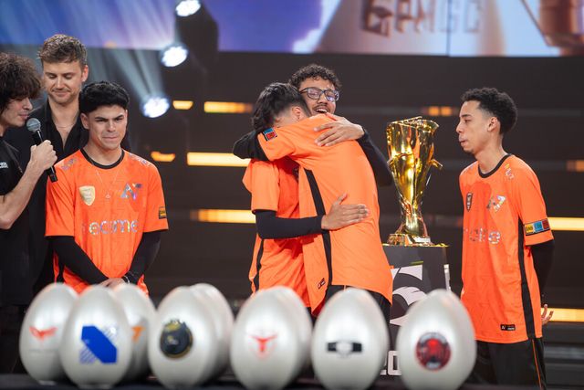 ©AP신문(AP뉴스)/이미지 제공 = 크래프톤 ▲어머니의 부고를 전한 레보(Revo) 선수가 귀자오(Guizão) 선수의 품에 안겨 오열하고 있다. 그 곁에서 '옵스큐어(Obscure)'와 카릴류(Carrilho) 선수도 흐르는 눈물을 참지 못하며 팀원의 아픔을 함께 나누고 있다.