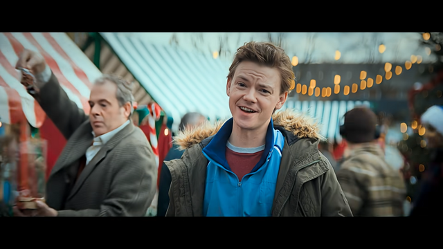 [AP신문 광고평론 No.1443]&nbsp;카메라에 말을 건네고 있는 생스터. 사진 구글 유튜브 캡처ⓒAP신문(AP뉴스)