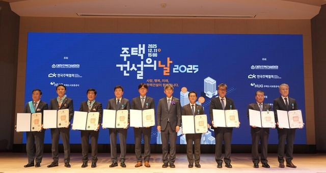 ©AP신문(AP뉴스)/이미지 제공 = 동부건설 ▲지난 11일 서울 강남구 논현동 건설회관에서 열린 ‘주택건설의 날’ 기념식에서 윤진오 동부건설 대표이사(왼쪽 두 번째)가 은탑산업훈장을 수훈한 뒤 기념촬영을 하고 있다.