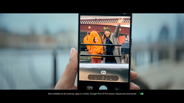 [AP신문 광고평론 No.1443]&nbsp;&nbsp;구글 픽셀 10 프로의 100배 줌을 이용해 사진을 찍는 장면. 사진 구글 유튜브 캡처ⓒAP신문(AP뉴스)
