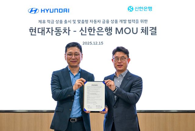 ©AP신문(AP뉴스)/이미지 제공 = 현대자동차 ▲현대자동차 김승찬 국내사업본부장(왼쪽)과 신한은행 장호식 CIB그룹장이 지난 15일 강남대로 현대차 사옥에서 '자동차금융 상품 개발을 위한 업무협약' 체결 기념촬영을 하고 있다.