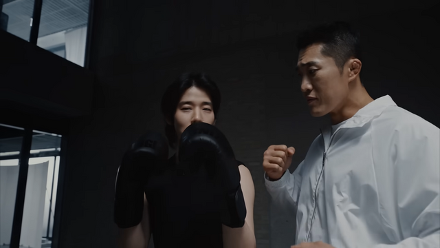 [AP신문 광고평론 No.1447]&nbsp; ​​​​​​​참여자를 코치하고 있는 김동현의 모습. 사진 금연엔노담 유튜브 캡처ⓒAP신문(AP뉴스)