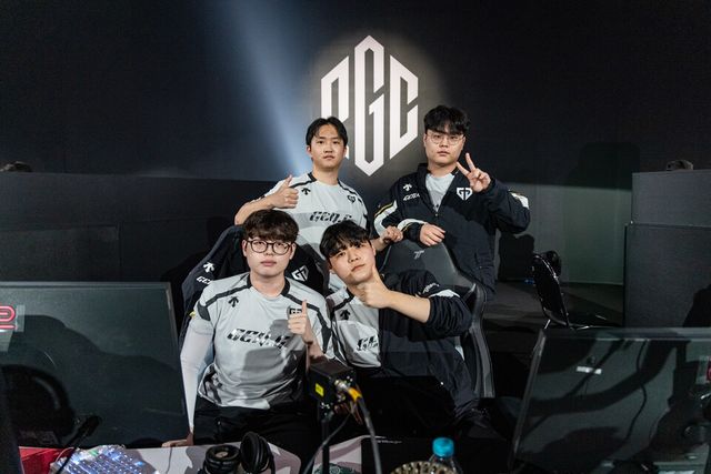 ©AP신문(AP뉴스)/이미지 제공 = 크래프톤 ▲젠지 선수들이 PGC 2025 그룹 스테이지 매치 13에서 치킨을 획득한 뒤 기념 촬영을 하고 있다. 사진 왼쪽 앞부터 시계 방향으로 '오르카' 이장원, '플레임' 문지훈, '토시' 성윤모, '빈' 오원빈 선수가 밝은 표정으로 포즈를 취하고 있다.