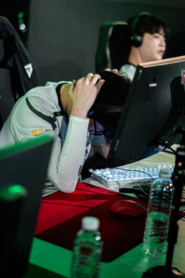 ©AP신문(AP뉴스)/이미지 제공 = 크래프톤 ▲젠지 '오르카' 이장원 선수가 경기가 뜻대로 풀리지 않자 머리를 감싸 쥐며 짙은 아쉬움을 삼키고 있다.