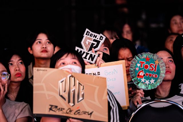 ©AP신문(AP뉴스)/이미지 제공 = 크래프톤 ▲PGC 2025 그룹 스테이지 A조 경기가 열린 2일 현장을 찾은 팬들이 '오르카' 이장원 선수 등의 이름이 적힌 피켓을 들고 간절한 마음으로 젠지의 생존을 응원하고 있다.