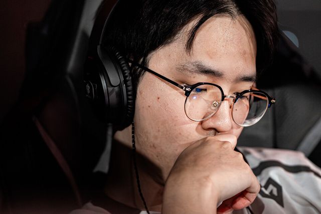 ©AP신문(AP뉴스)/이미지 제공 = 크래프톤 ▲젠지 '플레임' 문지훈 선수가 경기가 뜻대로 풀리지 않는 데 대해 고심하고 있다.