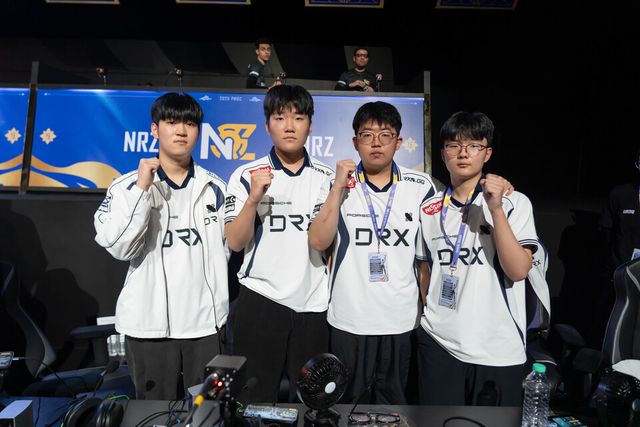 ©AP신문(AP뉴스)/이미지 제공 = ▲DRX 선수들이 2일 태국 방콕&nbsp;임페리얼 월드 삼롱에서 열린 'PMGC 2025' 그룹 스테이지 레드 그룹 데이 1 경기에서 매치 4 치킨 획득 후 기념촬영을 하고 있다. (왼쪽부터) '씨재' 최영재, '쏘이지' 송호진, '큐엑스' 이경석, '현빈' 전현빈 선수.&nbsp;