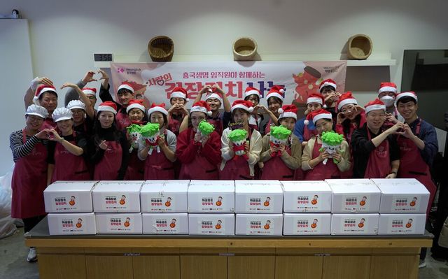 ©AP신문(AP뉴스)/이미지 제공 = 흥국생명 ▲18일 서울 종로구에 위치한 뮤지엄 김치간에서 흥국생명 임직원들이 김장김치 담그기 봉사활동을 진행하고 있다.