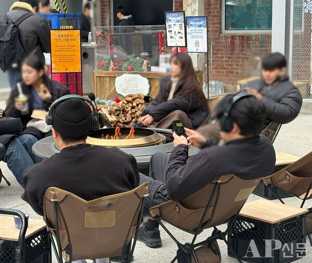ⓒAP신문(AP뉴스)/ 박수연 기자 =&nbsp;▲19일 펍지 성수에서 열린 ‘펍지 유나이티드: 홈커밍' 캠핑 라운지에 방문객들이 모여 이야기를 나누고 있다.