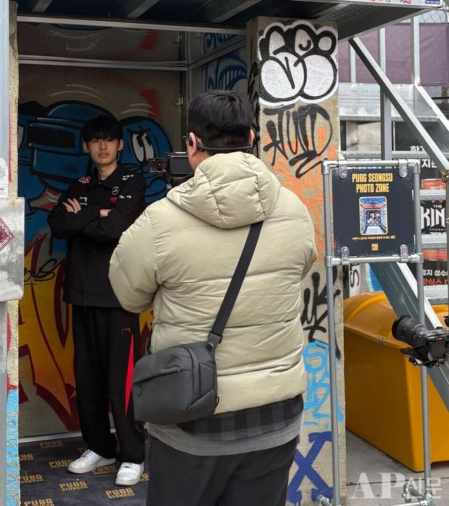 ⓒAP신문(AP뉴스) 박수연 기자 =&nbsp;▲19일 펍지 성수에서 열린 ‘펍지 유나이티드: 홈커밍'에서 T1 '헤더' 차지훈 선수가 촬영을 하고 있다.