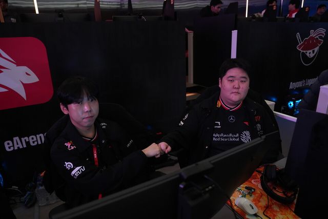 ©AP신문(AP뉴스)/이미지 제공 = 크래프톤 ▲T1 '레이닝' 김종명 선수(왼쪽)와 '타입' 이진우 선수가 20일 서울 성수동 ‘펍지 성수’에서 열린 크래프톤 주최 ‘펍지 플레이어스 마스터스 인비테이셔널'에서 매치 10 치킨 획득 후 기쁨을 나누고 있다.