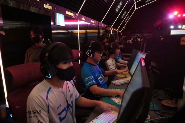 ​©AP신문(AP뉴스)/이미지 제공 = 크래프톤 ▲DN 프릭스 선수들이 19일 서울 성수동 ‘펍지 성수’에서 열린 크래프톤 주최 ‘펍지 플레이어스 마스터스 인비테이셔널' 1일 차 데일리 위너를 차지했다.​