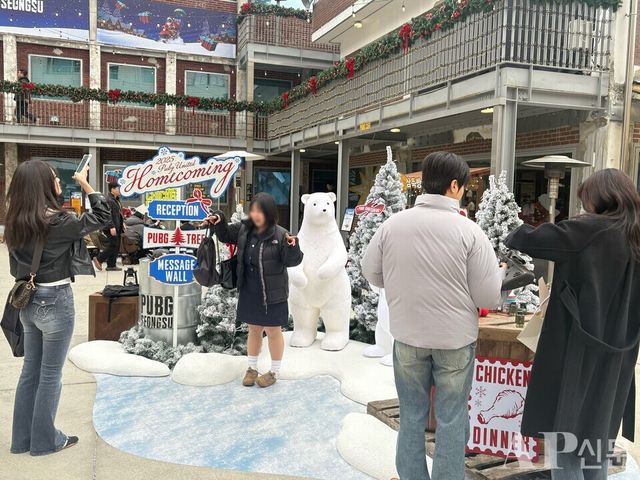 ⓒAP신문(AP뉴스))/ 박수연 기자 =&nbsp;▲19일 펍지 성수에서 열린 ‘펍지 유나이티드: 홈커밍' 포토존에서 방문객들이 사진을 찍고 있다.