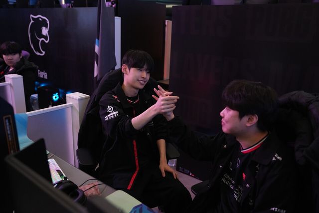 ©AP신문(AP뉴스)/이미지 제공 = 크래프톤 ▲T1 '헤더' 차지훈 선수(왼쪽)와 '이엔드' 노태영 선수가 20일 서울 성수동 ‘펍지 성수’에서 열린 크래프톤 주최 ‘펍지 플레이어스 마스터스 인비테이셔널'에서 매치 10 치킨 획득 후 기쁨을 나누고 있다.