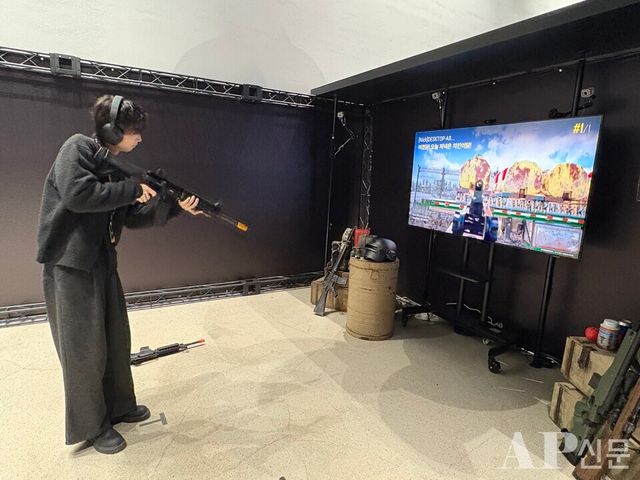 ⓒAP신문(AP뉴스))/ 박수연 기자 =&nbsp;▲19일 펍지 성수에서 열린 ‘펍지 유나이티드: 홈커밍'에서 실시간 모션 인식 기술을 활용한 '펍지 AI 몸배그'를 하고 있다.