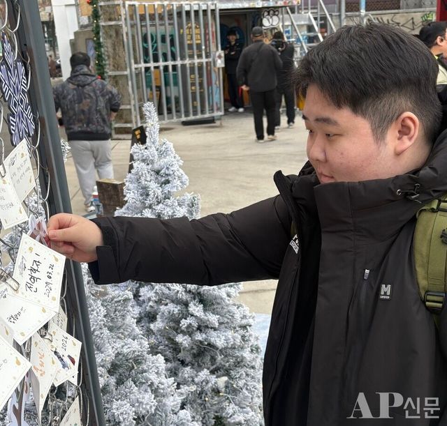 ⓒAP신문(AP뉴스)/ 박수연 기자 =&nbsp;▲19일 펍지 성수에서 열린 ‘펍지 유나이티드: 홈커밍'에서 T1 '타입' 이진우 선수가 메세지 월 이벤트를 참여하고 있다.