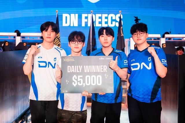 ©AP신문(AP뉴스)/이미지 제공 = 크래프톤 ▲DN 프릭스 선수들이 19일 서울 성수동 ‘펍지 성수’에서 열린 크래프톤 주최 ‘펍지 플레이어스 마스터스 인비테이셔널' 1일 차 데일리 위너를 차지했다.