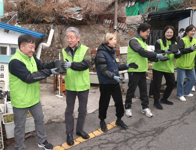 ©AP신문(AP뉴스)/이미지 제공 = 농협중앙회 ▲19일 서울 서대문구 개미마을에서 열린 ‘사랑의 연탄·우리쌀 나눔’ 행사에서 강호동 농협중앙회장(왼쪽에서 두 번째), 연탄은행 정애리 홍보대사(왼쪽에서 세 번째) 등이 에너지 취약가구에 연탄을 전달하고 있다.