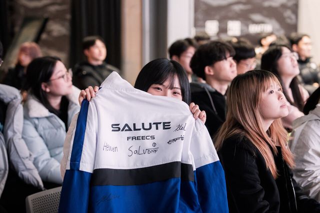 ​©AP신문(AP뉴스)/이미지 제공 = 크래프톤 ▲DN 프릭스 선수들이 19일 서울 성수동 ‘펍지 성수’에서 열린 크래프톤 주최 ‘펍지 플레이어스 마스터스 인비테이셔널' 1일 차 데일리 위너를 차지했다.​ 뷰잉파티 현장 DN 프릭스 팬.&nbsp;