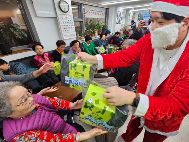 ©AP신문(AP뉴스)/이미지 제공 = 농협중앙회 ▲농협중앙회 홍보실 연필심봉사단은 지난 19일 서울 종로구 행촌동 은행나무 경로당을 찾아 연말맞이 나눔활동을 진행했다.