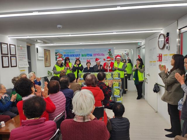 ©AP신문(AP뉴스)/이미지 제공 = 농협중앙회 ▲농협중앙회 홍보실 연필심봉사단은 지난 19일 서울 종로구 행촌동 은행나무 경로당을 찾아 연말맞이 나눔활동을 진행했다.