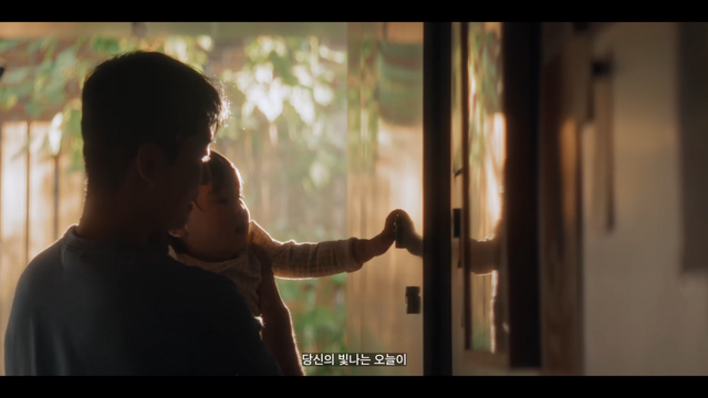 [AP신문 광고평론 No.1448]&nbsp; ​​​​​​​사람들의 평화로운 일상을 포착한다. 사진 LIG넥스원 유튜브 캡처ⓒAP신문(AP뉴스)