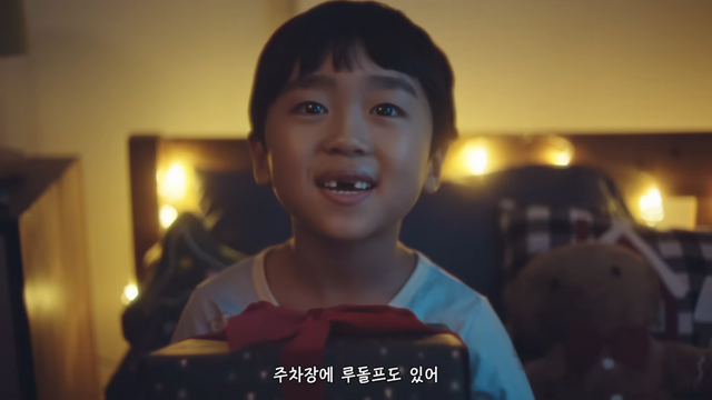 [AP신문 광고평론 No.1449]&nbsp; ​​​​​​​산타를 만난 이야기를 흥미롭게 듣는 아이. 사진 구글코리아 유튜브 캡처ⓒAP신문(AP뉴스)