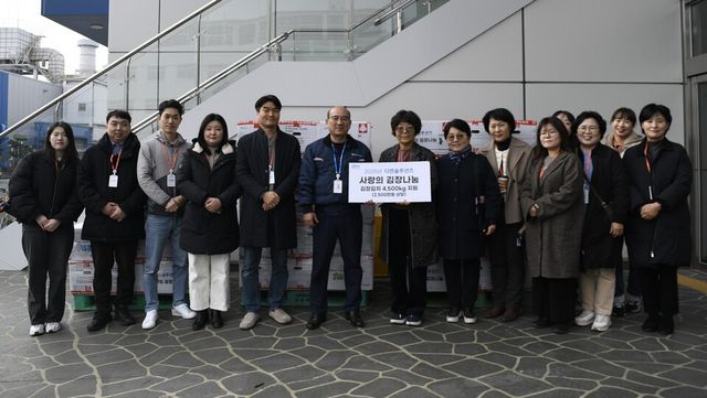 ©AP신문(AP뉴스)/이미지 제공 = DN솔루션즈 ▲신승렬 DN솔루션즈 상무와 경남지역 지역아동센터 관계자들이 23일 DN솔루션즈 복지관에서 사랑의 김장 김치 전달식을 한 후 기념 촬영하고 있다.