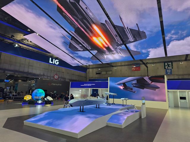 ©AP신문(AP뉴스)/이미지 제공 = LIG넥스원 ▲ADEX 2025의 LIG넥스원 부스에 항공무장이 전시돼 있다.