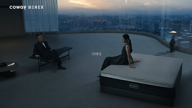 [AP신문 광고평론 No.1452]&nbsp; ​​​​​​​서로 마주보고 앉아 있는 부부. 사진 코웨이 유튜브 캡처ⓒAP신문(AP뉴스)