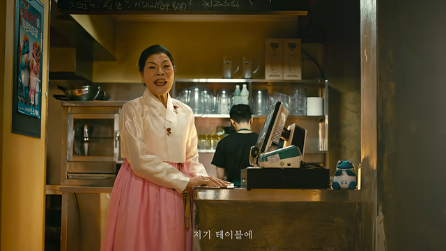 [AP신문 광고평론 No.1434]&nbsp; ​​​​​​​한복 전문가 박술녀가 치킨집 사장으로 분한다. 사진 하이트진로 유튜브 캡처ⓒAP신문(AP뉴스)