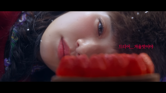 [AP신문 광고평론 No.1435]&nbsp; ​​​​​​​눈밭에 누워 '스초생'을 바라보는 박규영. 사진 투썸플레이스 유튜브 캡처ⓒAP신문(AP뉴스)