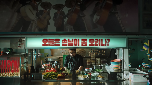 [AP신문 광고평론 No.1436]&nbsp; ​​​​​​​음식점을 운영하는 자영업자가 영업 준비를 하고 있다. 사진 네이버페이 유튜브 캡처ⓒAP신문(AP뉴스)