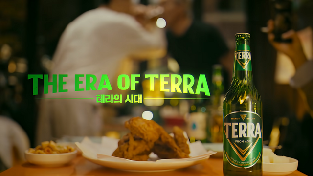 [AP신문 광고평론 No.1434]&nbsp; 하이트진로 테라가 '깐부 회동'을 패러디한 '테라의 시대2' 광고를 공개했다. 사진 하이트진로 유튜브 캡처ⓒAP신문(AP뉴스)