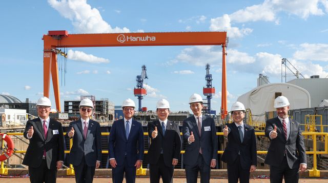 ©AP신문(AP뉴스)/이미지 제공 = 한화그룹 ▲이재명 대통령과 김동관 한화그룹 부회장이 지난 8월 26일(현지시간) 미국 한화필리조선소에서 열린 ‘스테이트 오브 메인호’ 명명식에서 기념 촬영을 하고 있다. 좌측부터 한화필리조선소 데이비드 김 대표, 조현 외교부 장관, 조쉬 샤피로 펜실베니아 주지사, 이재명 대한민국 대통령, 김동관 한화그룹 부회장, 김정관 산업부장관, 토드영 인디애나주 상원의원