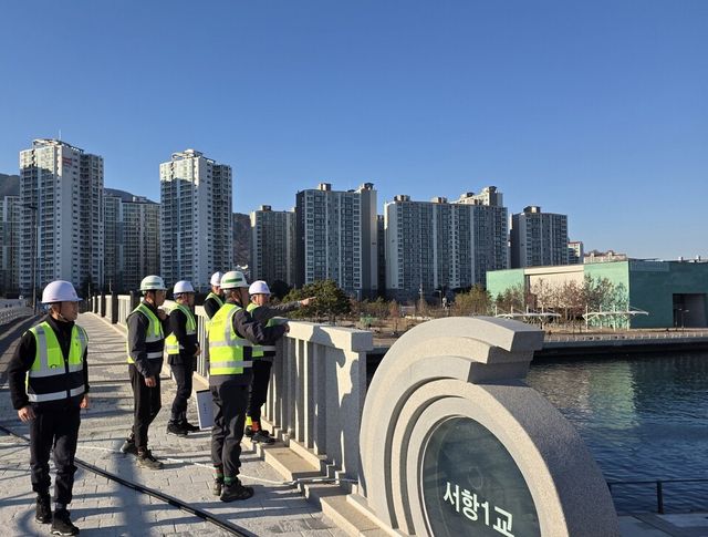 ©AP신문(AP뉴스)/이미지 제공 = HDC현대산업개발 ▲지난 4일 마산해양신도시 공사 현장에서 정경구 HDC현대산업개발 대표이사(오른쪽 첫 번째)가 경영진 안전 점검을 진행하고 있다.