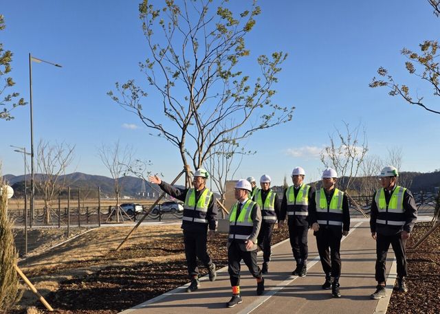 ©AP신문(AP뉴스)/이미지 제공 = HDC현대산업개발 ▲지난 4일 마산해양신도시 공사 현장에서 정경구 HDC현대산업개발 대표이사(왼쪽 두 번째), 조기훈 경영본부장(오른쪽 두 번째), 조흥봉 인프라본부장(오른쪽 세 번째)이 경영진 안전 점검을 진행하고 있다.