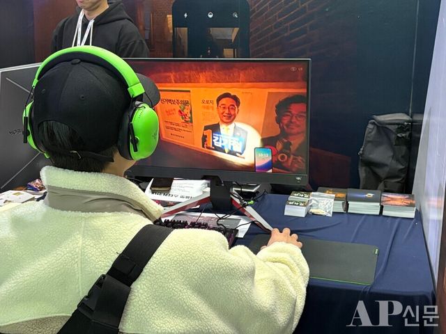 ⓒAP신문(AP뉴스)/ 박수연 기자 =&nbsp;▲지난 5일 동대문디지털플라자에서 열린 '비버롹스 2025'에서 한 방문객이 '골목길 : 귀혼'을 플레이하고 있다.