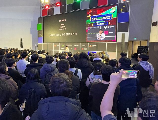 ⓒAP신문(AP뉴스)/ 박수연 기자 = ▲지난 5일 동대문디지털플라자에서 열린 '비버롹스 2025'에서 산나비 개발사 '원더포션'의 유승현 대표가 발표를 하고 있다.