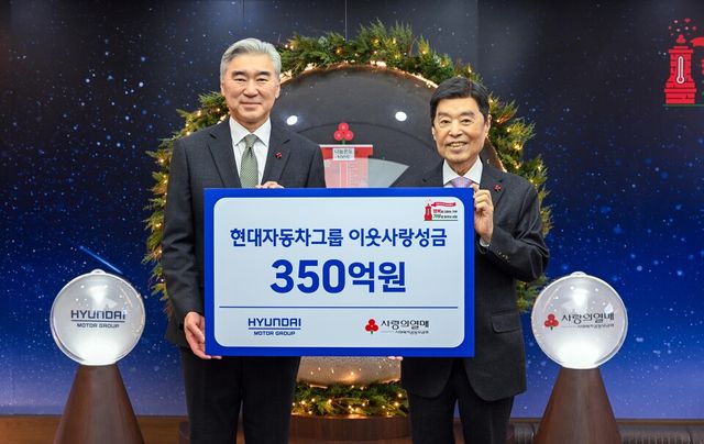 ©AP신문(AP뉴스)/이미지 제공 = 현대자동차그룹 ▲(왼쪽부터) 현대차그룹 전략기획담당 성 김 사장, 사회복지공동모금회 김병준 회장이 9일 서울 중구 사회복지공동모금회 사랑의열매 회관에서 열린 ‘희망 2026 나눔캠페인’ 이웃사랑 성금 전달식에 참석해 기념촬영을 하고 있다.